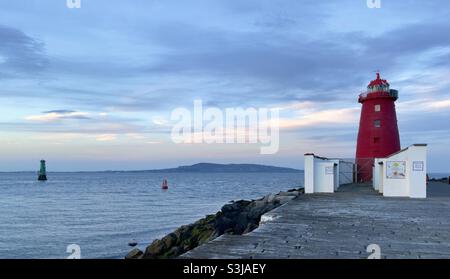 Phare de Poolbeg, grand mur sud, port de Dublin, Dublin, Irlande Banque D'Images