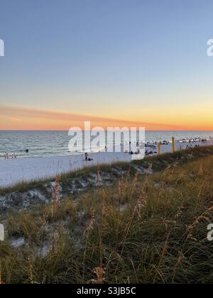 Vue supérieure du coucher de soleil sur destin, Floride Etats-Unis plage de sable blanc Banque D'Images