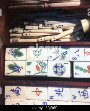 Jeu de Mahjong vintage avec tuiles et bâtons Banque D'Images