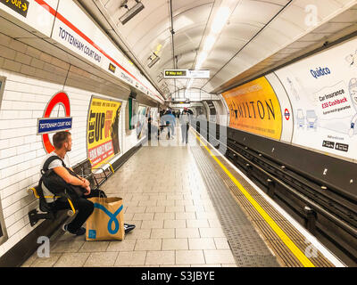 Vue sur la plate-forme de la station de métro Tottenham court Road London. Banque D'Images