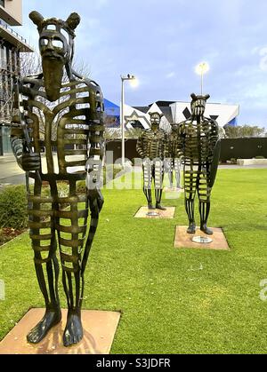 Sculptures de Koorden, figures sculpturales de Rod Garlett et Ritchie Kuhaupt au Telethon Gardens Kings Square Perth Australie occidentale Banque D'Images