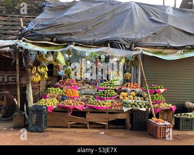 Une boutique de fruits locale en Inde avec des fruits tropicaux récoltée pour la vente Banque D'Images