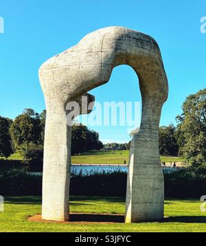 Henry Moore Sculpture - The Arch, dans Kensington Gardens Londres Banque D'Images