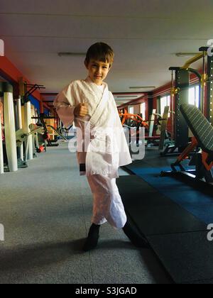 Garçon enfant vêtu pour les stands d'Aikido dans la salle de gym Banque D'Images