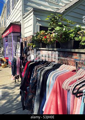 Présentoirs de vêtements d'époque exposés au printemps froid de New York sur sa rue principale historique, Hudson River Valley, État de New York, États-Unis, 2021 Banque D'Images