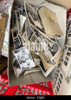 Photos et livres anciens sur un marché aux puces de Berlin Allemagne Banque D'Images