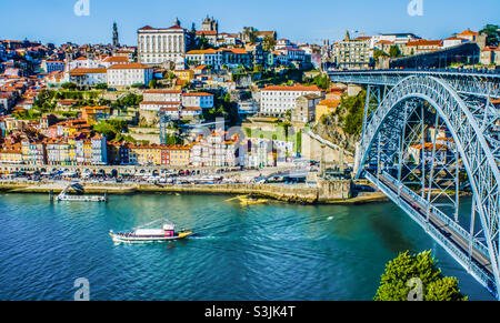 La belle ville de Porto sur le fleuve Douro comme vu de près du pont Luís i Banque D'Images