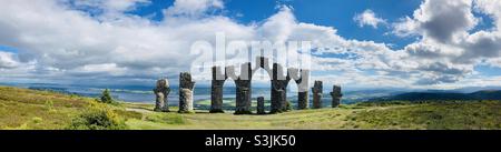 Vue sur le Cromarty Firth avec le monument de Fyrish en premier plan.Côte Nord 500.Écosse Banque D'Images