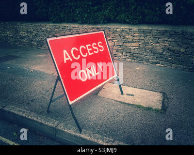 PANNEAU D'ACCÈS UNIQUEMENT sur une route en Angleterre.Il semble que la route qui précède soit bloquée.Crédit photo - ©️ COLIN HOSKINS. Banque D'Images