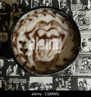 Rolling Stones latte Art café avec toile de fond de l'album Banque D'Images