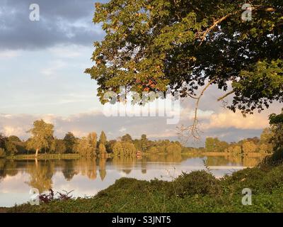 Lac du château de Hever et arbres au soleil d'automne Banque D'Images