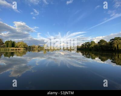 Ciel bleu et nuages se reflétant dans le lac du château de Hever Banque D'Images