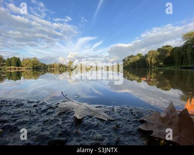 Lac du château de Hever avec des feuilles en premier plan Banque D'Images