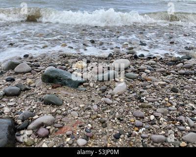 Marée sur une plage rocheuse. Banque D'Images