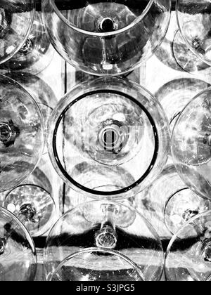 Vue en noir et blanc sur les verres à vin Banque D'Images