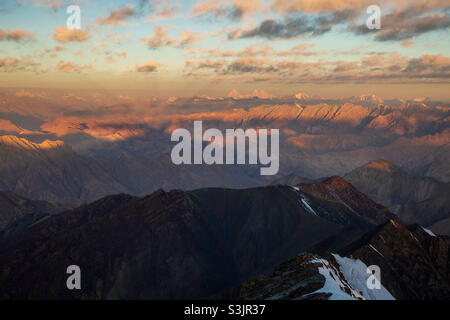 Vue sur la chaîne de montagnes de Karakoram depuis le sommet du pic de Stok Kangri à Ladakh, Inde Banque D'Images