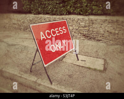 « ACCÈS SEULEMENT » un panneau rouge et blanc anglais indiquant la route qui vous précède est fermé - ouvert uniquement à certaines personnes qui ont besoin d'accéder à leur domicile, à leurs bureaux ou à leurs membres de famille.Photo ©️ COLIN HOSKINS. Banque D'Images