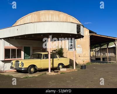 Collectionneurs Mercedes Benz jaune ancien garés dans une ancienne station-service. Banque D'Images