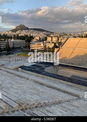 Vue sur Athènes depuis les marches du stade olympique panathénaïque Banque D'Images