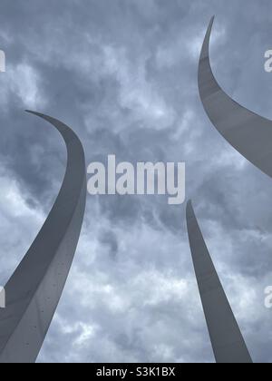 Les flèches en acier inoxydable du Mémorial de l'armée de l'air des États-Unis s'envolent dans un ciel gris tacheté. Banque D'Images