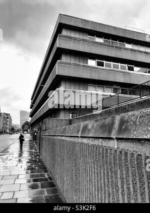 Architecture brutaliste.Baynard House, parking de plusieurs étages dans la rue Queen Victoria, par temps pluvieux, Londres, Angleterre. Banque D'Images