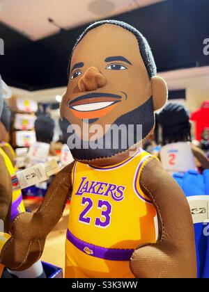 LeBron James Plush figure en vente dans le magasin NBA de la cinquième Avenue, 2021, New York City, États-Unis Banque D'Images