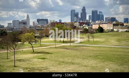Arbres et chemins dans le parc historique national de Los Angeles au nord du centre-ville, avec vue sur la ville en arrière-plan le jour couvert Banque D'Images