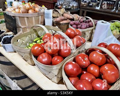 Les produits se tiennent sur le marché d'un agriculteur. Banque D'Images