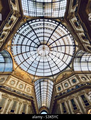 L'emblématique plafond en forme de dôme en fer forgé et en verre de la Galleria Vittorio Emanuele II, la célèbre galerie marchande de Milan construite au XIXe siècle en orne la Piazza del Duomo Banque D'Images