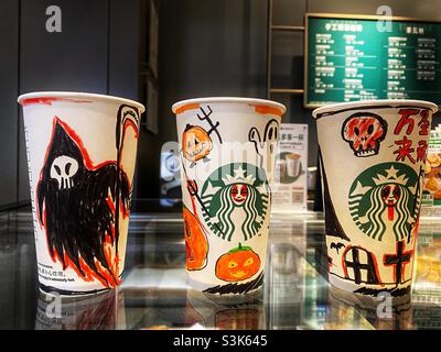 Dessins d'Halloween sur des gobelets en papier dans Starbucks. Banque D'Images