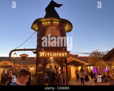 Les gens qui se meulent et se promo au milieu des décorations du « WitchFest » de Gardner Village dans la vallée de Salt Lake dans l’Utah, aux États-Unis. Banque D'Images