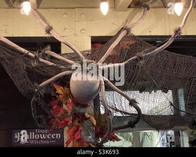 Une décoration d'araignée géante orne un front de shopping dans le cadre du « WitchFest » annuel de Gardner Village, dans la vallée de Salt Lake, Utah, aux États-Unis. Banque D'Images