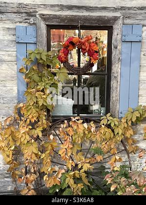 Une fenêtre rustique dans une boutique locale décorée pour le festival d’automne au « WitchFest » annuel de Gardner Village dans la vallée de Salt Lake dans l’Utah, aux États-Unis. Banque D'Images