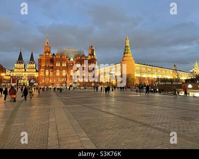 Vue sur le Musée historique d'Etat et la place manège dans la soirée , Moscou , Russie Banque D'Images