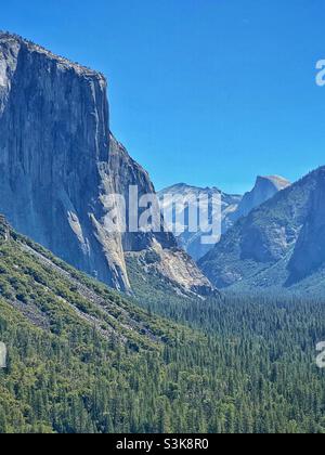 Vue sur le tunnel de jour dans le parc national de Yosemite, montrant les formations rocheuses en granite d'El Capitan et Half Dome, Californie, États-Unis Banque D'Images