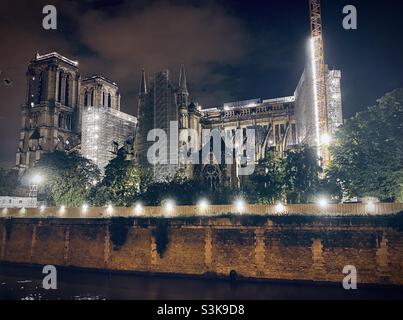Cathédrale notre Dame de Paris (notre Dame de Paris) en réparation/rénovation la nuit après l'incendie catastrophique de 2019.Paris, France Banque D'Images