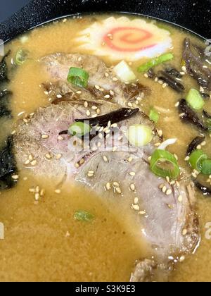 Soupe de nouilles ramen de porc Banque D'Images