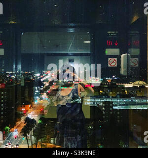 Prendre une photo la nuit dans un ascenseur en verre au Holiday Inn Burbank Media Center, Burbank, Los Angeles County, Californie, États-Unis,Amérique du Nord Banque D'Images