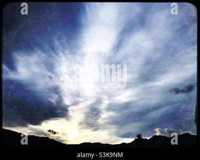 Ciel nocturne spectaculaire au crépuscule au-dessus des montagnes dans l'est de l'Espagne près d'Orba Banque D'Images