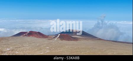 Cônes de cendres volcaniques au sommet de Mauna Kea sur la Grande île d'Hawaï Banque D'Images