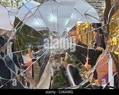 Un miroir brisé fait partie de la décoration du « WitchFest » annuel de Gardner Village chaque octobre.Se serrer sur le verre fait un joli résumé. Banque D'Images