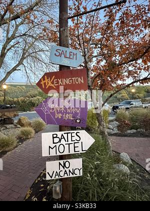 Octobre “WitchFest” à Gardner Village dans la vallée de Salt Lake, Utah, États-Unis combine un cadre historique à l'ancienne avec un décor d'automne/Halloween.Ici, un panneau donne des indications « effrayantes ». Banque D'Images