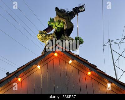 Octobre “WitchFest” à Gardner Village dans la vallée de Salt Lake, Utah, États-Unis combine un cadre historique à l'ancienne avec un décor d'automne/Halloween.Ici, une vaine sorcière prend un selfie. Banque D'Images