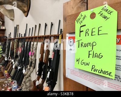 Fusils à vendre dans un magasin thrift au Texas Banque D'Images