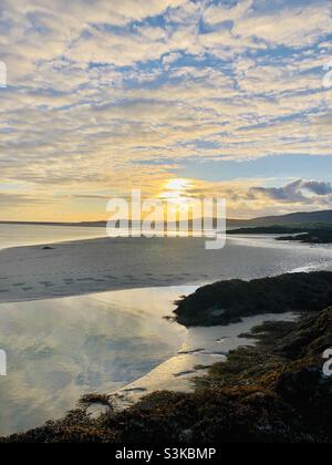 Un superbe coucher de soleil sur la plage de LUSKENTIRE sur Harris dans les Hébrides extérieures en Écosse Banque D'Images