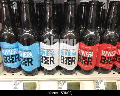 Bière artisanale fantaisie en rayon dans le magasin de spiritueux Banque D'Images