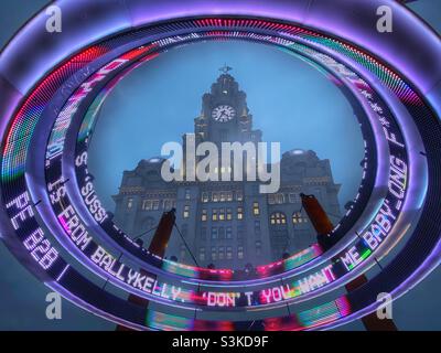 Liverpool résumé montrant Royal Liver Building superposé à l'installation de Dance Together dans le cadre du festival Liverpool Rivers of Light.Dansez ensemble conçu par lucid crée avec Chibuku. Banque D'Images