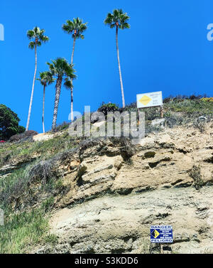 Septembre 2021, signes de danger sur les falaises, Swami's Beach, Encinitas, San Diego County, Californie,États-Unis, Amérique du Nord Banque D'Images