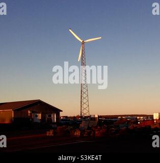 Éolienne dans un champ près d'un centre d'approvisionnement de jardin, côte est, Canada Banque D'Images