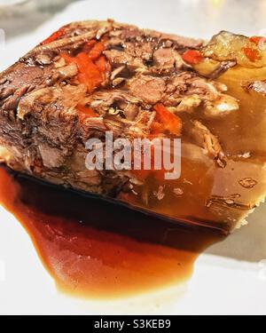 Viande gelée au vinaigre balsamique.La viande gelée est une cuisine polonaise traditionnelle. Banque D'Images